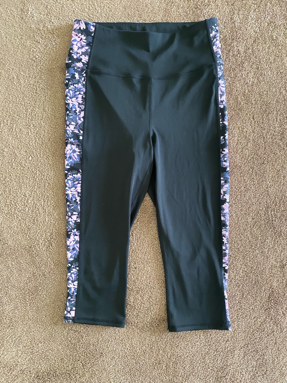 Skechers Black Athletic Capri Leggings with Floral Trim. Medium